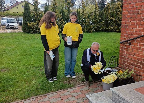 wolontariusze przed kościołem w Łebieniu