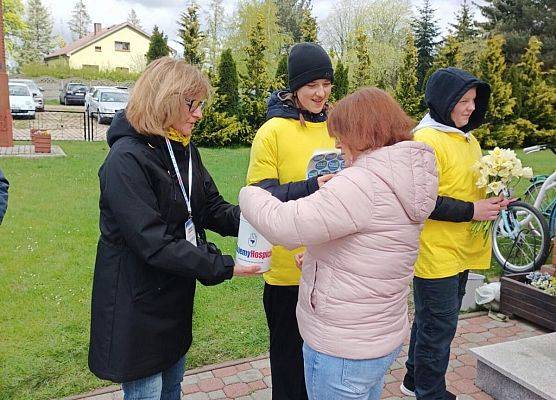 wolontariusze przed kościołem w Łebieniu