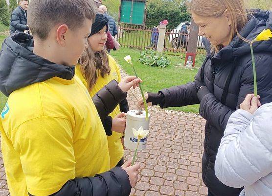 wolontariusze przed kościołem w Tawęcinie