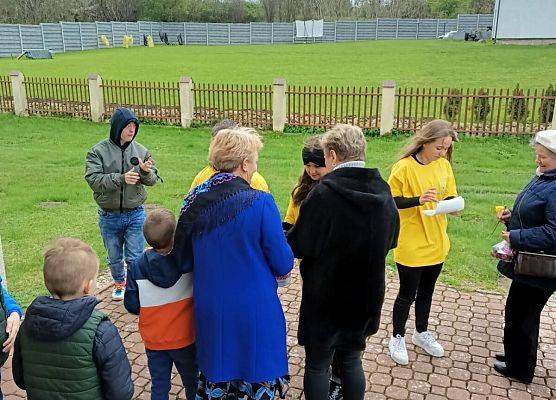 wolontariusze przed kościołem w Tawęcinie