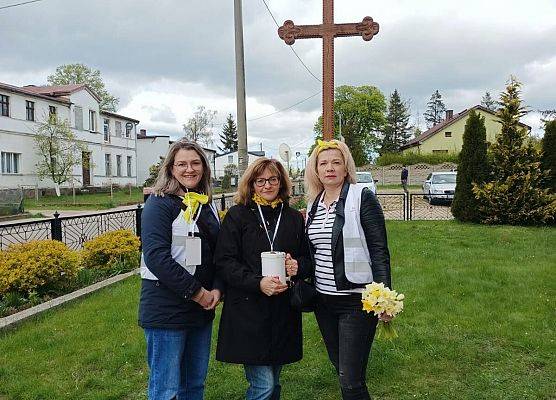 wolontariusze przed kościołem w Łebieniu