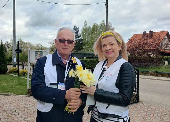 wolontariusze przed kościołem w Łebieniu