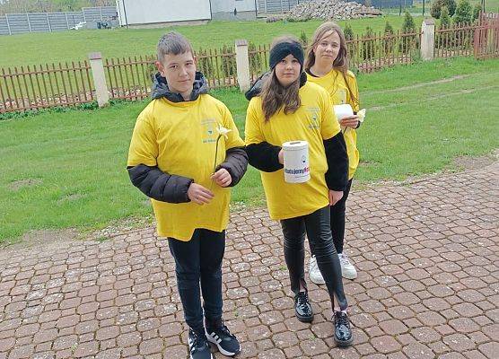 wolontariusze przed kościołem w Tawęcinie