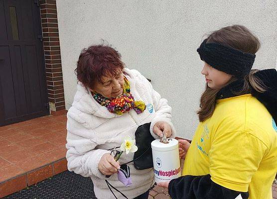 wolontariusze przed kościołem w Tawęcinie