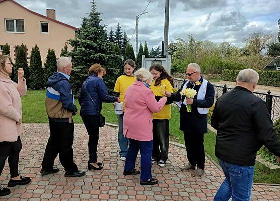wolontariusze przed kościołem w Łebieniu
