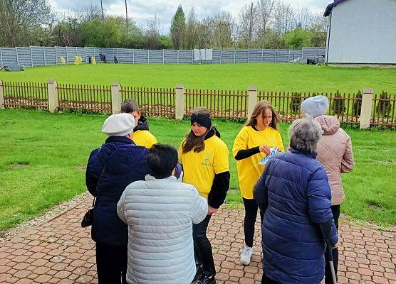 wolontariusze przed kościołem w Tawęcinie