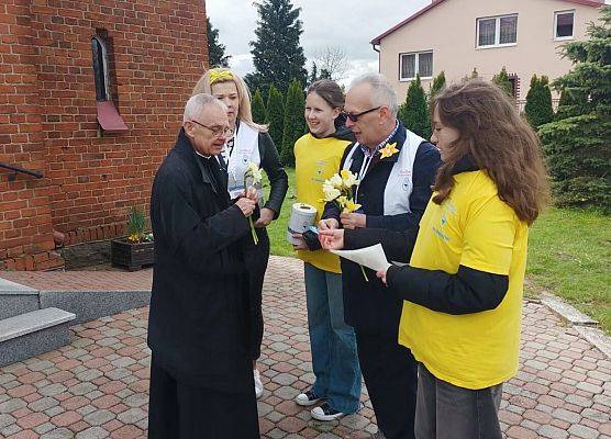 wolontariusze przed kościołem w Łebieniu