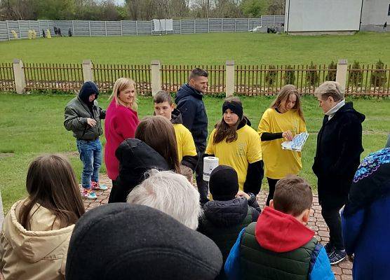 wolontariusze przed kościołem w Tawęcinie