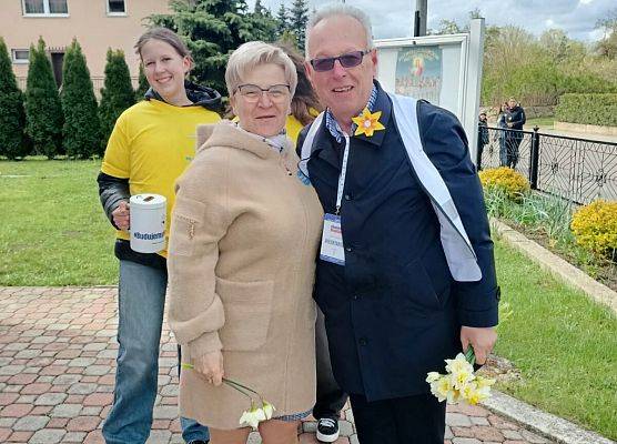 wolontariusze przed kościołem w Łebieniu
