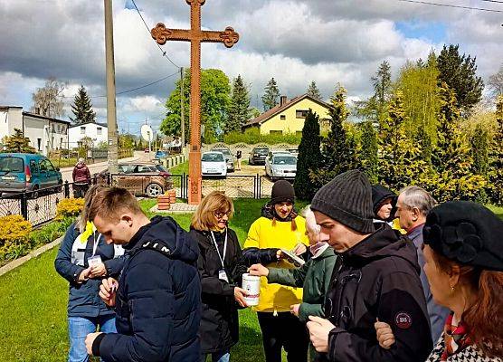 wolontariusze przed kościołem w Łebieniu