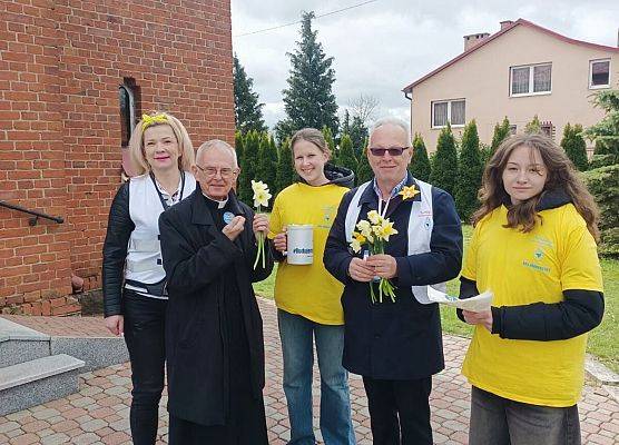 wolontariusze przed kościołem w Łebieniu