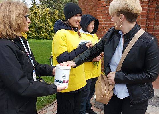 wolontariusze przed kościołem w Łebieniu