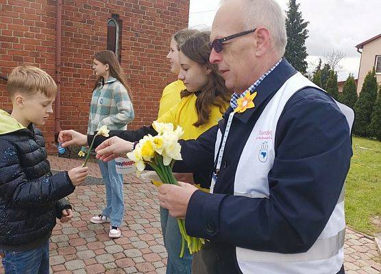 wolontariusze przed kościołem w Łebieniu
