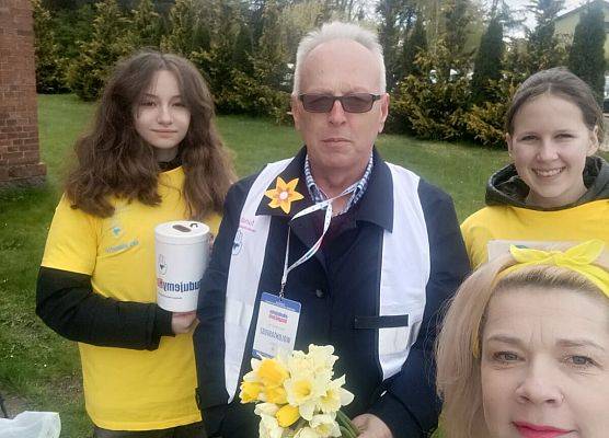 wolontariusze przed kościołem w Łebieniu