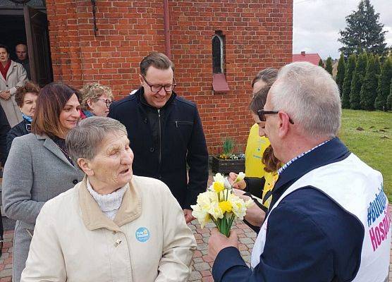wolontariusze przed kościołem w Łebieniu