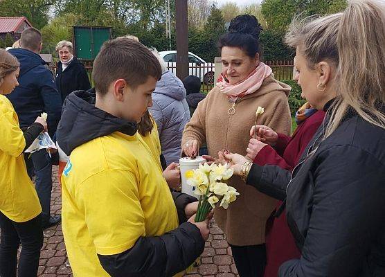 wolontariusze przed kościołem w Tawęcinie