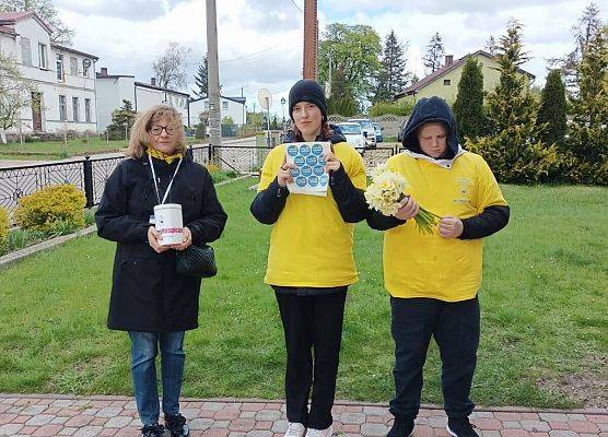 wolontariusze przed kościołem w Łebieniu