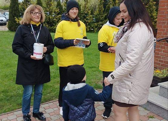 wolontariusze przed kościołem w Łebieniu