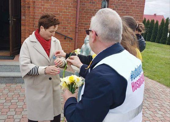 wolontariusze przed kościołem w Łebieniu