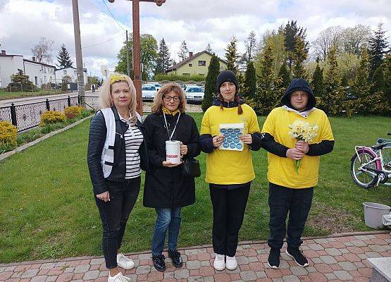 wolontariusze przed kościołem w Łebieniu