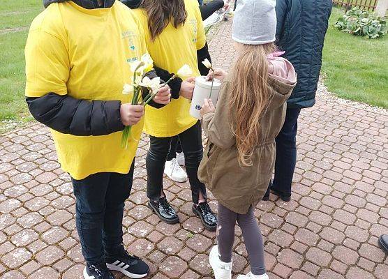 wolontariusze przed kościołem w Tawęcinie