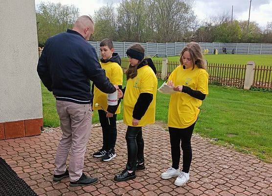 wolontariusze przed kościołem w Tawęcinie