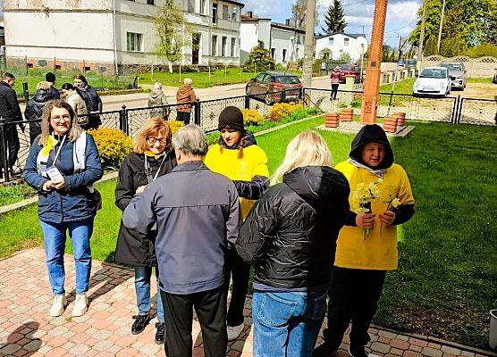 wolontariusze przed kościołem w Łebieniu
