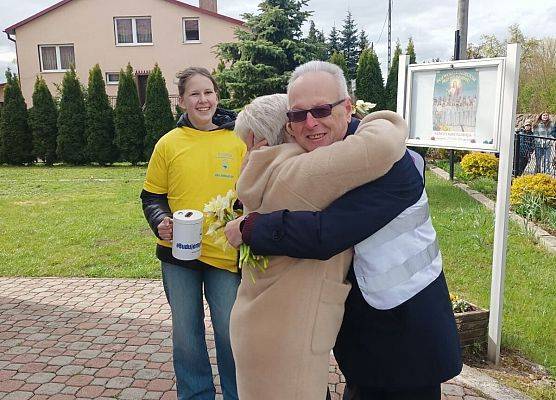 wolontariusze przed kościołem w Łebieniu