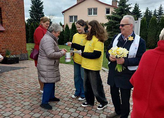 wolontariusze przed kościołem w Łebieniu