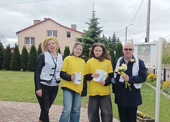 wolontariusze przed kościołem w Łebieniu