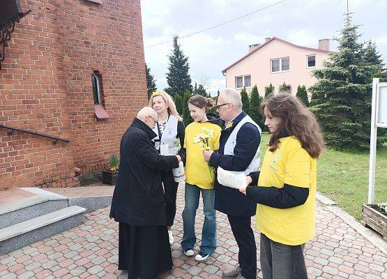 wolontariusze przed kościołem w Łebieniu