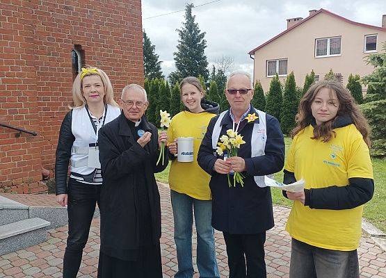 wolontariusze przed kościołem w Łebieniu
