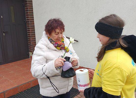 wolontariusze przed kościołem w Łebieniu