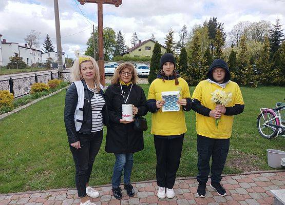 wolontariusze przed kościołem w Łebieniu