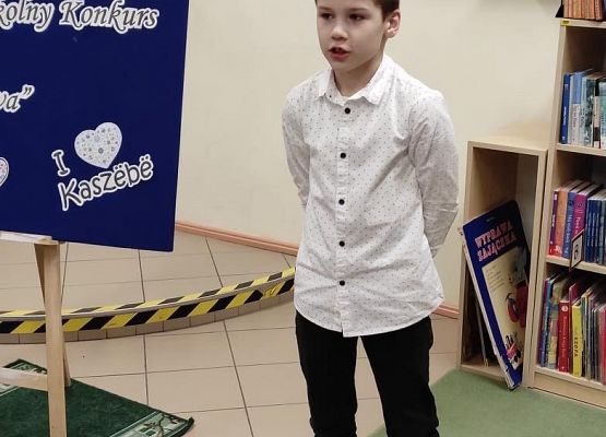 uczeń recytuje wiersz