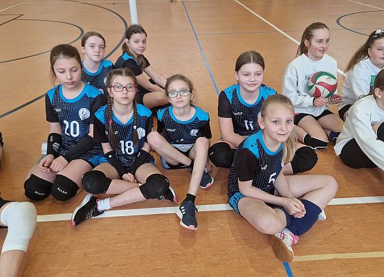 zawodniczki siedzą na podłodze