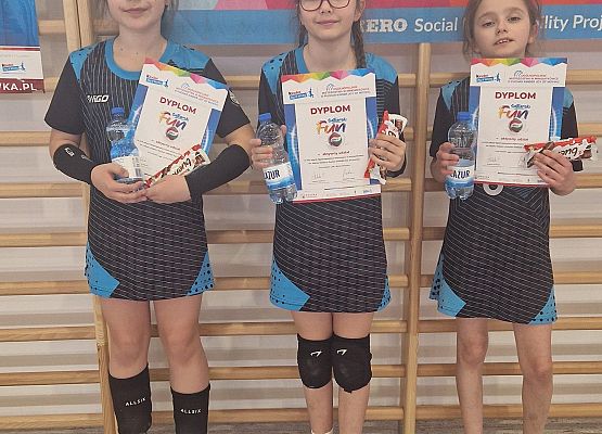zawodniczki prezentują dyplomy