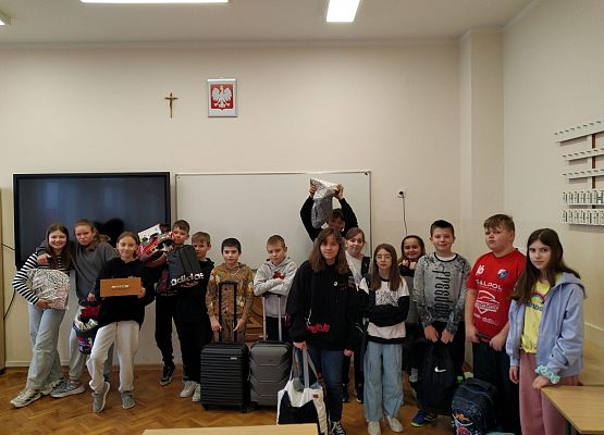 uczniowie bez plecaków