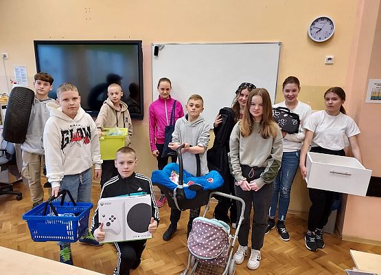 uczniowie bez plecaków