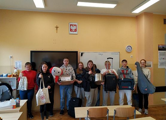 uczniowie bez plecaków