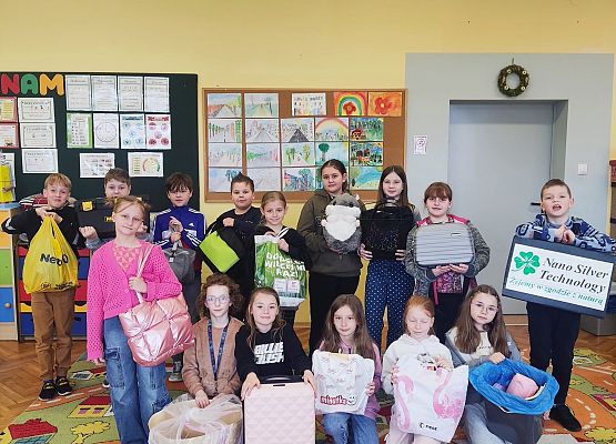 uczniowie bez plecaków