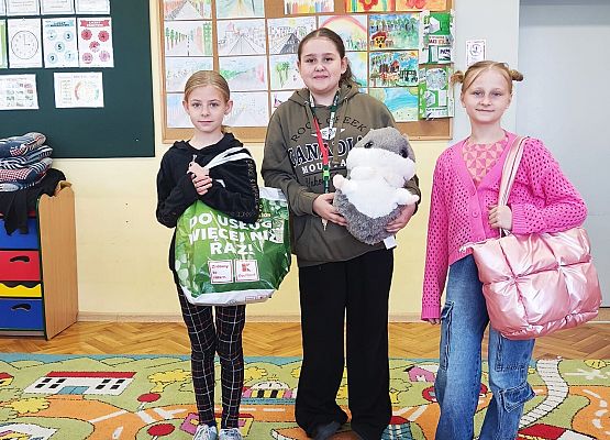 uczniowie bez plecaków