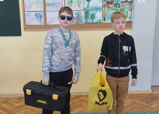 uczniowie bez plecaków