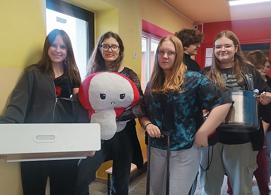 uczniowie bez plecaków