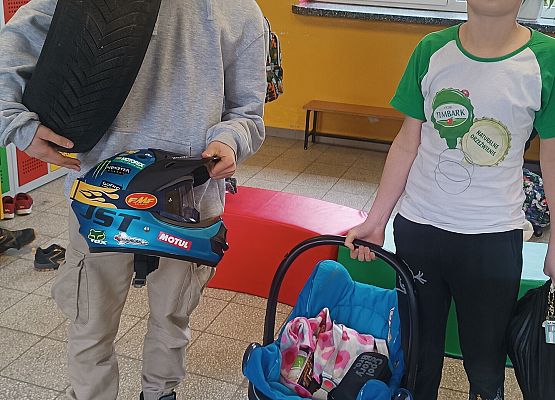 uczniowie bez plecaków