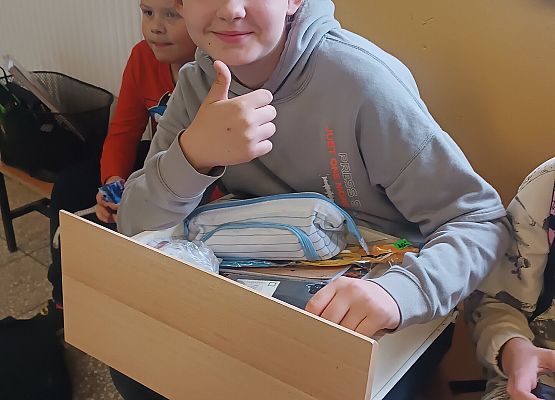 uczniowie bez plecaków