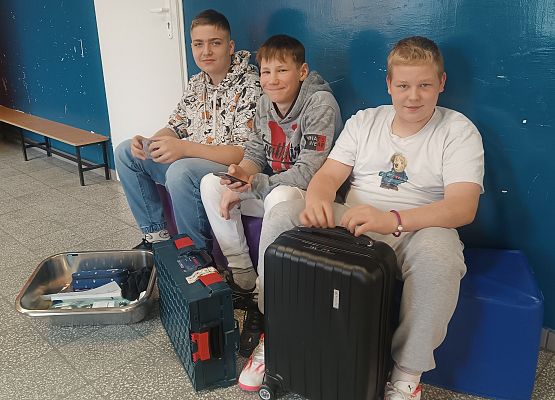 uczniowie bez plecaków