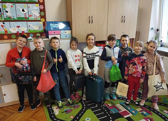 uczniowie bez plecaków