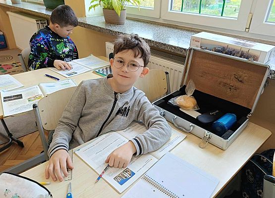 uczniowie bez plecaków