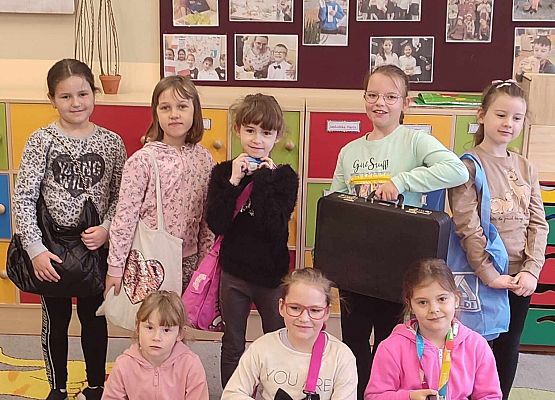 uczniowie bez plecaków